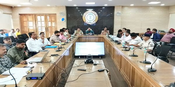 डीसी ने अवैध खदानों के मुहाने बंद करने और बालू ढुलाई रोकने का दिया निर्देश