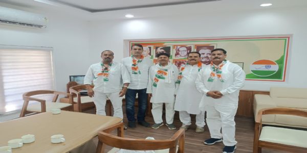 टीकमगढ़ के पांच पार्षद कांग्रेस की हुई घर वापसी, विधायक बुंदेला के साथ भोपाल पहुंचे, प्रदेश कांग्रेस कार्यालय में ग्रहण की सदस्यता