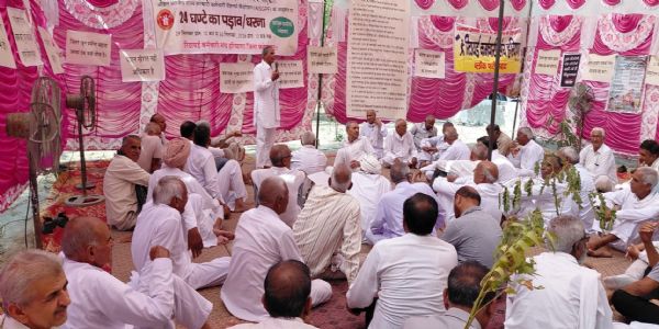 फतेहाबाद : आठवें वेतन आयोग में न्याय की मांग को लेकर डीसी कार्यालय पर पेंशनर्स ने डाला 24 घंटे का पड़ाव