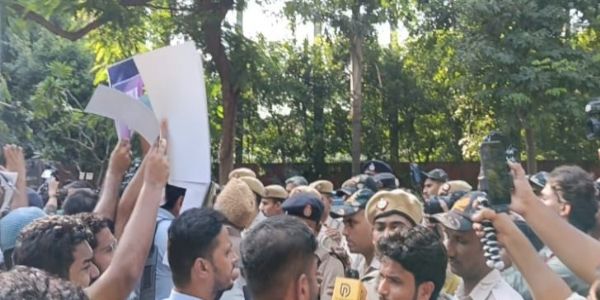 मस्जिदों को निशाना बनाने के विरोध में जंतर-मंतर पर मुस्लिमों का प्रदर्शन, तोड़फोड़ पर रोक की मांग