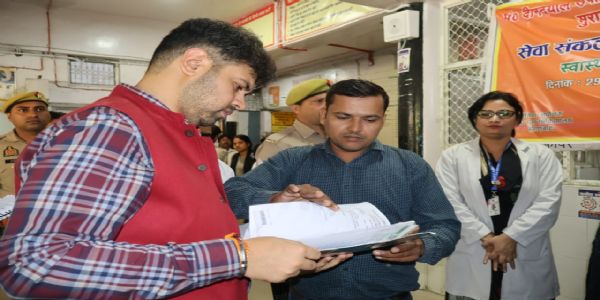 रक्तचाप व शुगर की जांच के साथ-साथ ब्रेस्ट, सर्वाइकल तथा ओरल कैंसर की स्क्रीनिंग पर भी विशेष ध्यान दें : जिलाधिकारी