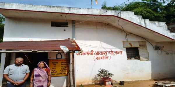 जांजगीर-चांपा : महतारी वंदन, पेंशन और शौचालय से मिला सहारा, पीएम आवास ने नर्मदा बाई को दी पक्की छत