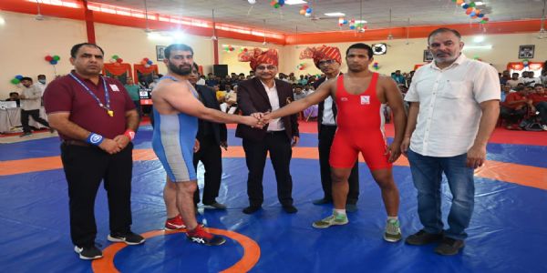 बरेका पहलवान अर्जुन यादव एवं उत्तर रेलवे के पहलवान दिनेश ने कुश्ती प्रतियोगिता में दिखाया दम