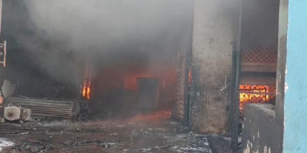 मोहनलालपुर में तारपीन के तेल के गोदाम में लगी आग, दमकल कर्मी कार्रवाई में जुटे