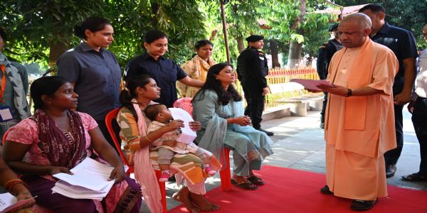 समस्या निस्तारण में लापरवाही पर होगी कड़ी कार्रवाई : मुख्यमंत्री योगी