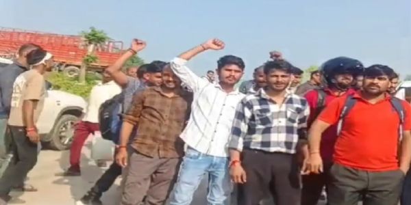 कानपुर देहात: स्पर्श इंडस्ट्रीज के कर्मचारियों ने खोला मोर्चा, 12 घंटे की जगह 08 घंटे ड्यूटी की मांग