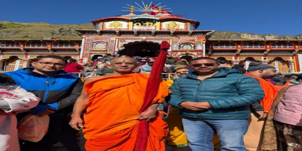 बदरीनाथ धाम पहुंचे पेजावर पीठाधीश्वर, भगवान बदरी विशाल के किए दर्शन