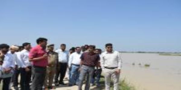 सिद्धार्थनगर : राप्ती नदी के किनारे बसे गांवों का जिलाधिकारी ने किया निरीक्षण