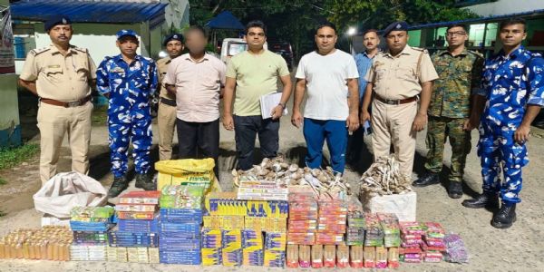 खेजुरी थाना इलाके में पुलिस का अभियान, भारी मात्रा में आतिशबाजी जब्त