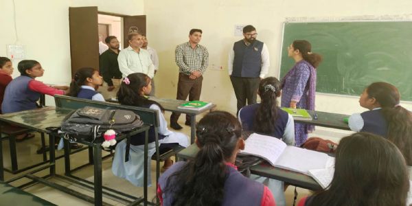 कन्या महाविद्यालय की व्यवस्थाओं का कलेक्टर ने लिया जायजा, साफ-सफाई में सुधार के निर्देश