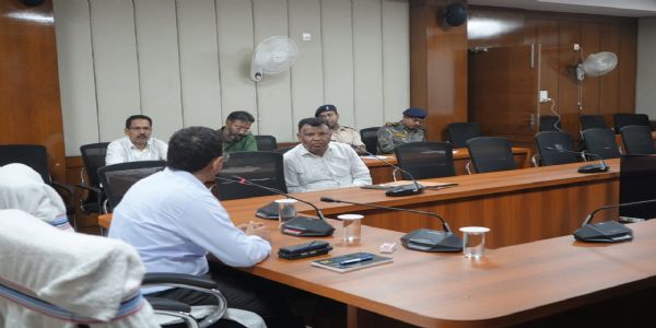 दुर्गा पूजा तक अवैध शराब के विरुद्ध डीसी ने दिया कार्रवाई का निर्देश