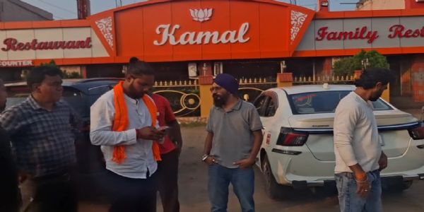 शराब की दुकान पर कमल के निशान को लेकर भाजपा कार्यकर्ताओं ने जताया विरोध