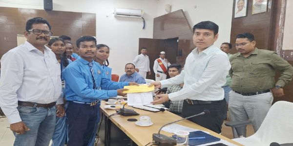 छिंदबहार स्कूल के छात्रों एवं शिक्षकों ने कलेक्टर को सौंपी राहत राशि
