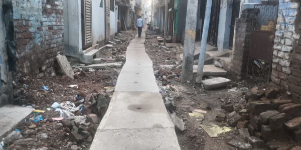 वार्ड 34 में कछुआ गति से नाला और सड़क निर्माण, त्योहारों के सीजन में बढ़ेगी भीखनपुर वासियों की परेशानी