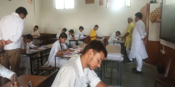 प्रयागराज : कक्ष निरीक्षक न होने पर भी ईमानदारी से परीक्षा देना भारतीय संस्कारों की मिसाल-शेषधर द्विवेदी