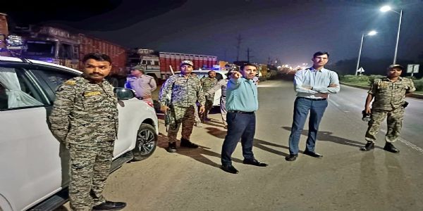 मुरैनाः चंबल में अवैध रेत उत्खनन रोकने कलेक्टर-एसपी ने रात ढाई बजे तक एसएएफ चौकियों का किया निरीक्षण
