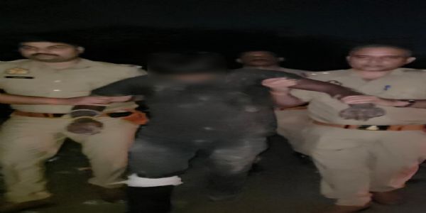 लखनऊ : महिला की हत्या में फरार इनामी बदमाश मुठभेड़ में गिरफ्तार, पैर में लगी गोली
