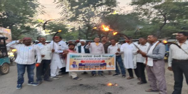 झारखंड बंद की पूर्व संध्या पर माेर्चा ने निकाला मशाल जुलूस