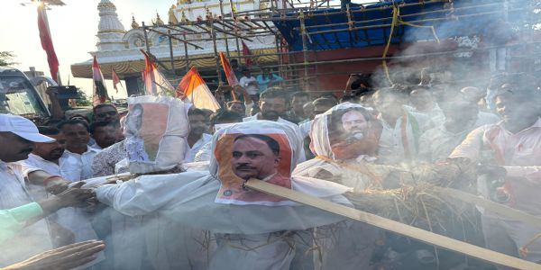 कांग्रेस कार्यकर्ताओं ने फूंका भाजपा नेताओं का पुतला