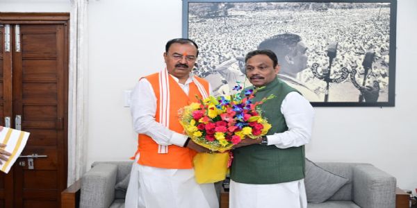 उपमुख्यमंत्री केशव प्रसाद मौर्य ने भाजपा प्रदेश प्रभारी विनोद तावड़े से की शिष्टाचार भेंट
