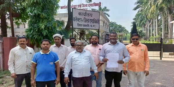 नाला पर अतिक्रमण से जलभराव, निर्माणाधीन मकान हटाने कलेक्टर जनदर्शन में पहुंचे ग्रामीण