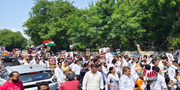 अजमेर में मुख्य निर्वाचन आयुक्त के खिलाफ कांग्रेस का प्रदर्शन, बैरिकेड्स पर चढ़े कार्यकर्ता