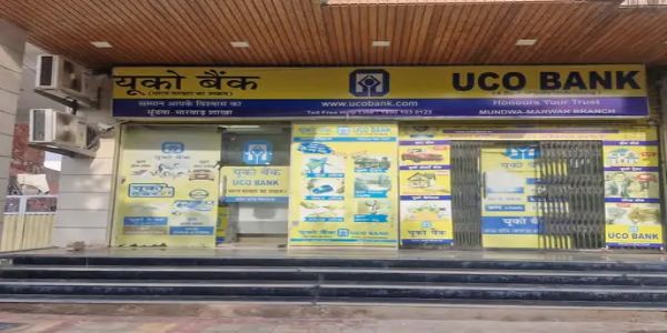 महिला बैंक मैनेजर ने एटीएम लूटने आए दो बदमाशों को बूथ में किया बंद