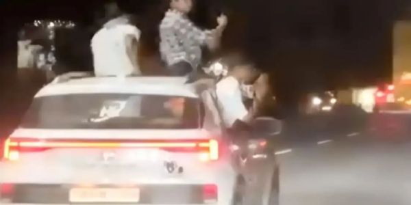 हाइवे पर चलती कार में स्टंटबाजी और रील वायरल होना पड़ी भारी, गाड़ी मालिक गिरफ्तार, गाड़ी सीज