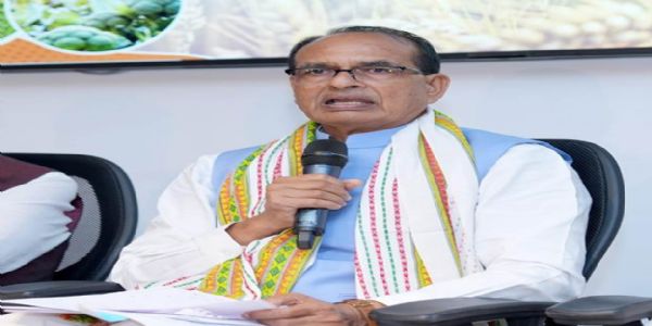 केंद्रीय कृषि मंत्री शिवराज सिंह चौहान पत्रकारों से बातचीत करते हुए केंद्रीय कृषि मंत्री शिवराज सिंह चौहान पत्रकारों से बातचीत करते हुए