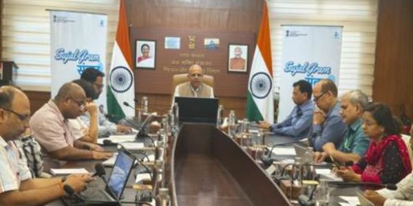 नई दिल्ली में मंगलवार को ‘सुजल ग्राम संवाद’ के 11वें संस्करण के दौरान अधिकारियों के साथ संवाद करते ग्राम पंचायत प्रतिनिधि। नई दिल्ली में मंगलवार को ‘सुजल ग्राम संवाद’ के 11वें संस्करण के दौरान अधिकारियों के साथ संवाद करते ग्राम पंचायत प्रतिनिधि।
