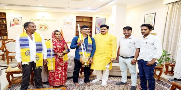 सागर के युवा बुंदेली गायक लोधी ने मुख्यमंत्री डॉ. यादव से की सौजन्य भेंट