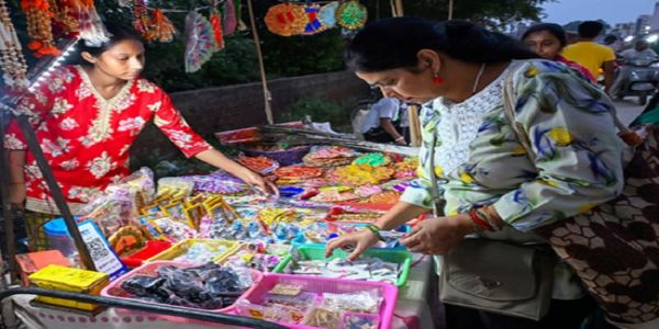 जन्माष्टमी के लिए खरीदारी का प्रतीकात्मक चित्र जन्माष्टमी के लिए खरीदारी का प्रतीकात्मक चित्र