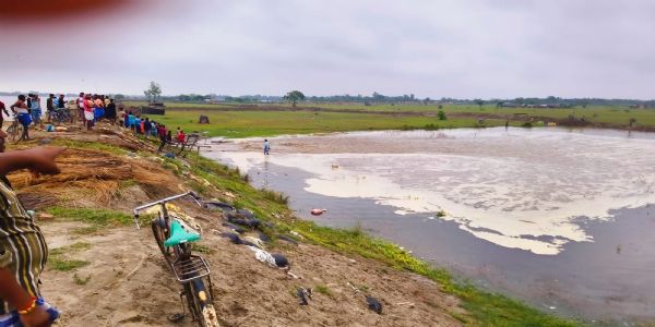 गंगा के तेज बहाव में मालदा जिले के केशरपुर कालोटोन टोला का बांध टूटा