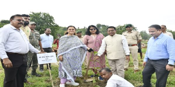 खेतों में पहुंचकर संभागायुक्त और कलेक्टर ने देखा डिजिटल क्रॉप सर्वे, दिए त्रुटिरहित काम के निर्देश