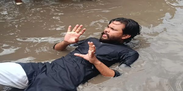 पश्चिमपाली में घुटनों तक पानी, गंदे पानी में नहाकर समाजसेवी ने जताया विरोध