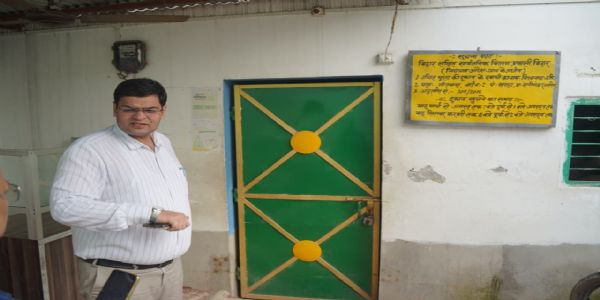 डीएम के निरीक्षण में बंद मिली पीडीएस दुकान,पाई गई अनियमितता