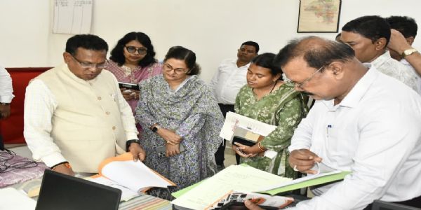राजस्व प्रकरणों के त्वरित निराकरण पर जोर, संभागायुक्त दुग्गा ने रामानुजगंज के एसडीएम-तहसील कार्यालय का किया निरीक्षण