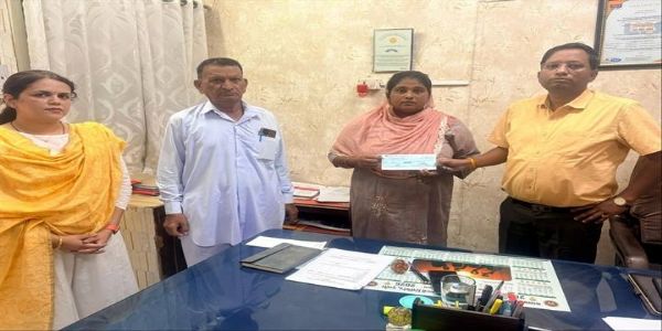 इंदौरः मंत्री सिलावट के प्रयासों से विद्युत दुर्घटना में मृतक के परिवार को मिली 4 लाख रुपये की राहत राशि