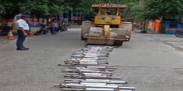 बिजनौर में यातायात पुलिस का पटाखा गैंग पर सख्त एक्शन , साइलेंसरों को बुलडोजर से कुचला