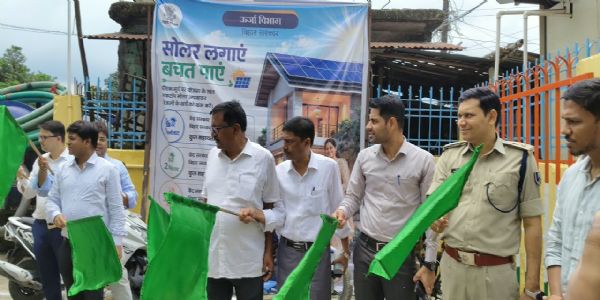 ठाकुरगंज में सौर मेला शुरू, डीएम-एसपी ने सोलर रथ को दिखाई हरी झंडी