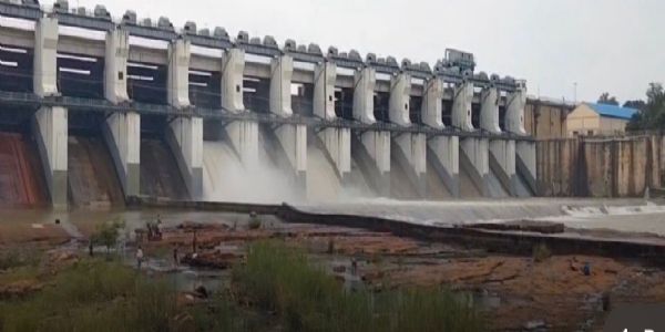 धमतरी : महानदी किनारे बसे गांवों में अलर्ट, गंगरेल बांध के तीन गेट खाेले गए