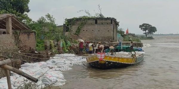 कटाव की चपेट में आकर कई आशियाने जमींदोज, खुद अपना ही घर तोड़ने को मजबूर बेबस ग्रामीण