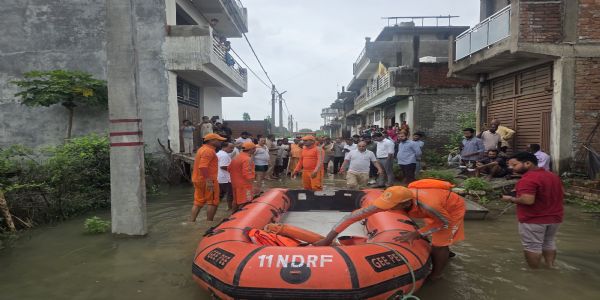 जलभराव में फंसे 25 परिवारों के बचाव में उतरी एनडीआरएफ, भौती-पनका पुल बंद