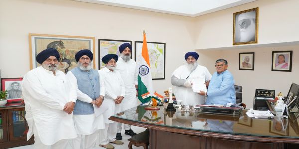 अकाली दल ने सीएम कार्यालय से जुड़े कथित भ्रष्टाचार की सीबीआई जांच के लिए राज्यपाल को सौंपा ज्ञापन