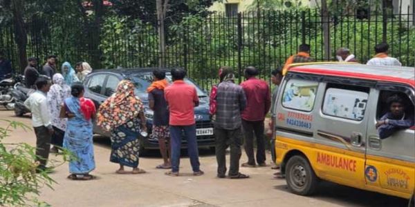 पिता-पुत्र को तेज रफ्तार कार ने मारी टक्कर, पिता की हुई मौत, पुत्र गंभीर