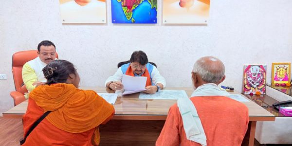 कार्यकर्ताओं की जनसमस्याएं सुनने भाजपा कार्यालय पहुंचे मंत्री कैलाश विजयवर्गीय, अधिकारियों को त्वरित निराकरण के निर्देश