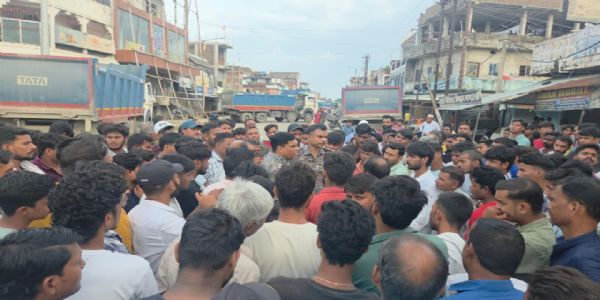 (अपडेट) विधायक आवास के पास युवक की हत्या से उबाल, घंटों जाम रही मुख्य सड़क