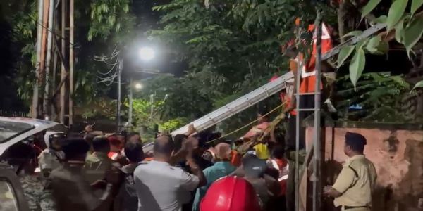 टावर पर साढ़े सात घंटे तक चला हाई-वोल्टेज ड्रामा, एनडीआरएफ और पर्वतारोही ने युवक को सुरक्षित उतारा