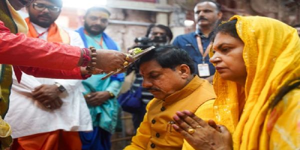 मप्र के मुख्यमंत्री मोहन यादव ने गुजरात के द्वारकाधीश मंदिर में की सपत्नीक पूजा-अर्चना