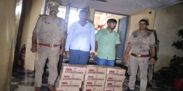 बांदा : पुलिस ने 675 क्वार्टर शराब के साथ दो आरोपितों को दबोचा, कार से कर रहे थे तस्करी